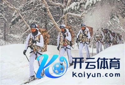 上图：初春时节，第78集团军某旅官兵在雪原深处进行滑雪行军锤真金不怕火。任佳宝摄